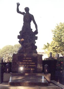 Le monument du Père Lachaise