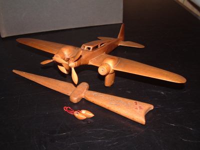 Objets en bois fabriqus en dtntion, avion, dague, sabots